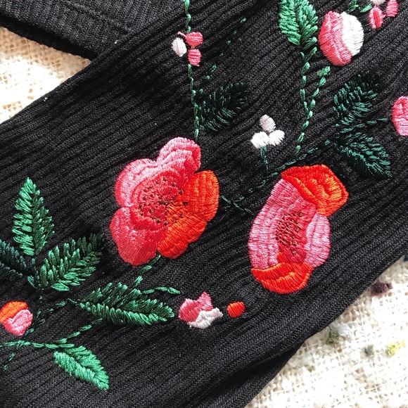 HOST PICK✨H&M Embroidered Floral Crop Top - Picture 7 of 12